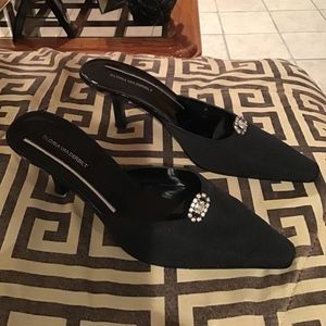 Black heels by Gloria Vanderbilt